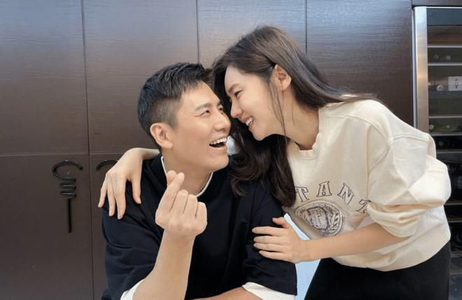 解疑扬智,美女一袭红色方领吊带连衣裙,休闲百搭又随性洒脱,你觉得这样时髦吗?有问必答平台